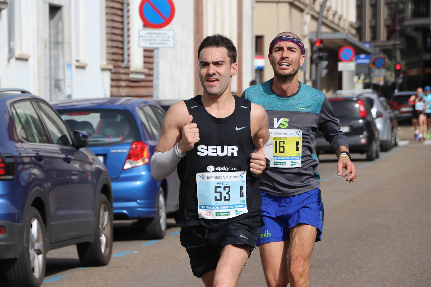 Últimos metros antes de afrontar la recta final, con los corredores buscando los mejores puestos.