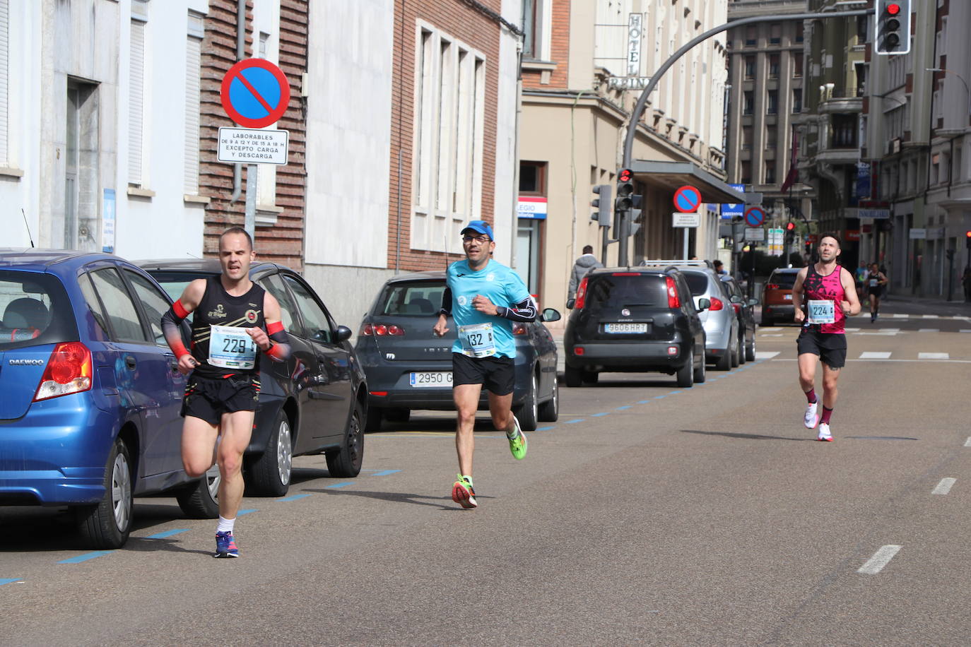 Últimos metros antes de afrontar la recta final, con los corredores buscando los mejores puestos.