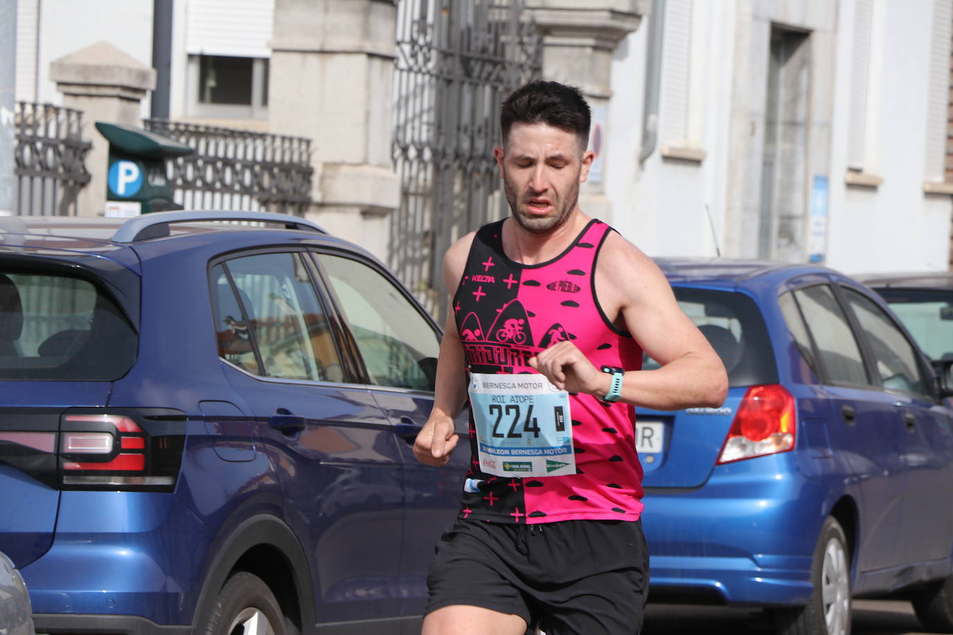 Últimos metros antes de afrontar la recta final, con los corredores buscando los mejores puestos.