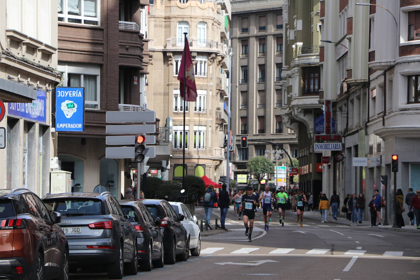 Últimos metros antes de afrontar la recta final, con los corredores buscando los mejores puestos.