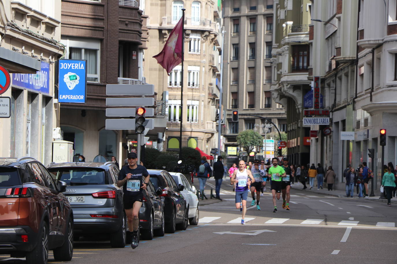 Últimos metros antes de afrontar la recta final, con los corredores buscando los mejores puestos.