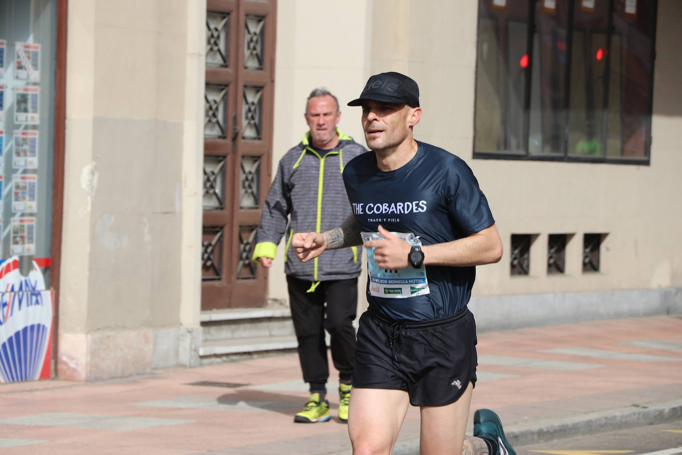 Últimos metros antes de afrontar la recta final, con los corredores buscando los mejores puestos.