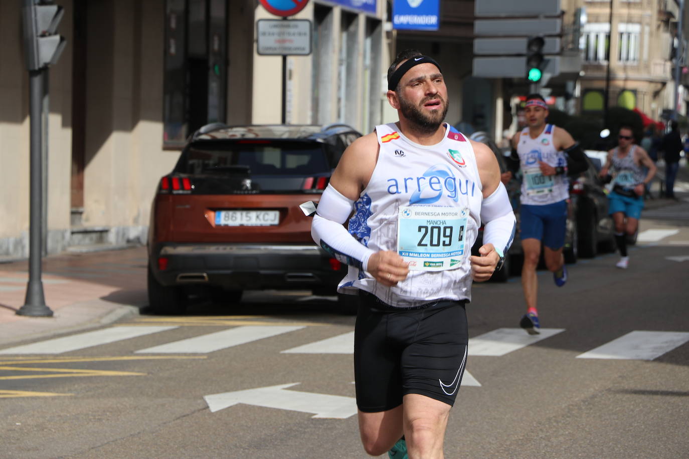 Últimos metros antes de afrontar la recta final, con los corredores buscando los mejores puestos.