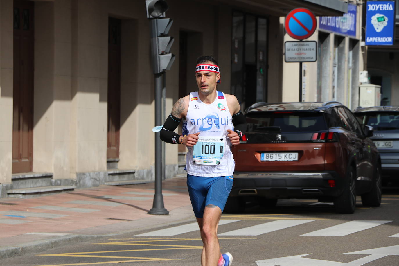 Últimos metros antes de afrontar la recta final, con los corredores buscando los mejores puestos.
