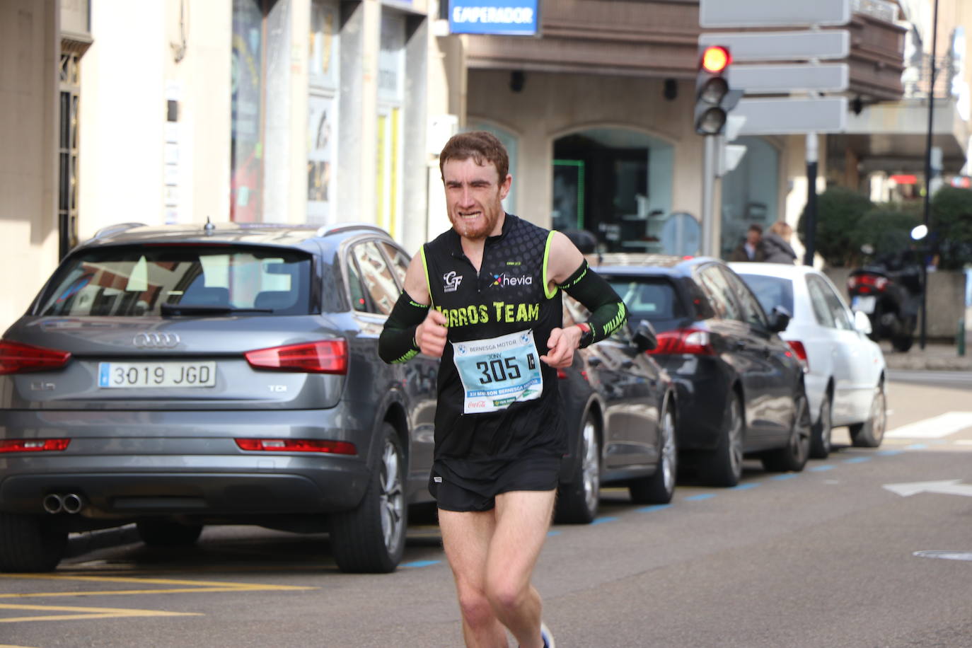 Últimos metros antes de afrontar la recta final, con los corredores buscando los mejores puestos.