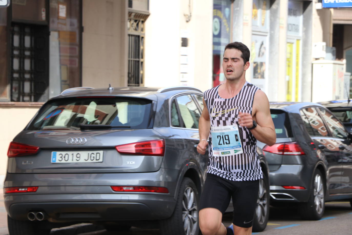 Últimos metros antes de afrontar la recta final, con los corredores buscando los mejores puestos.
