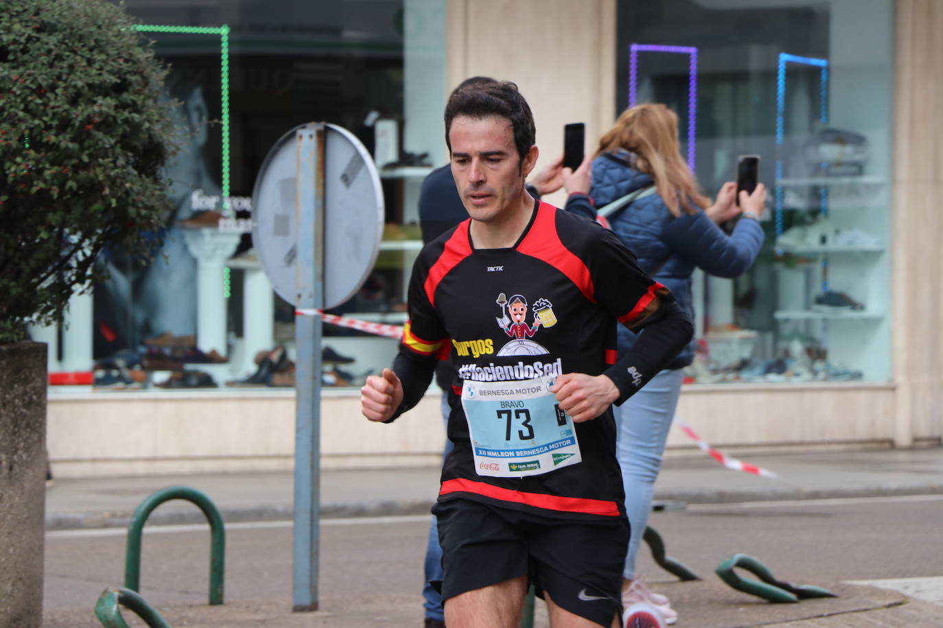 Últimos metros antes de afrontar la recta final, con los corredores buscando los mejores puestos.
