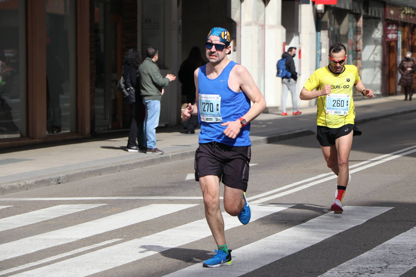 Últimos metros antes de afrontar la recta final, con los corredores buscando los mejores puestos.