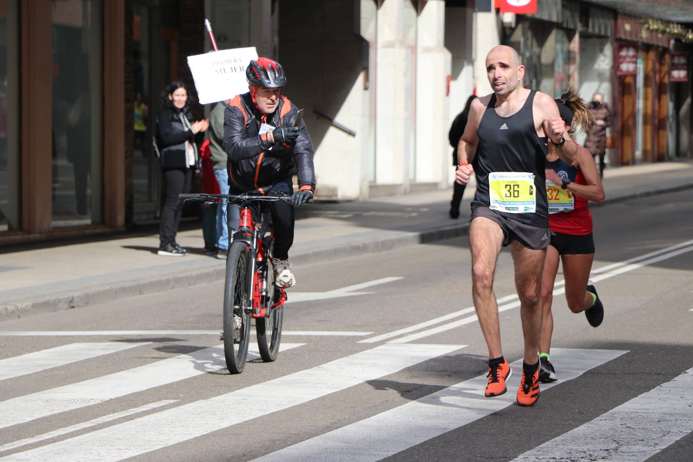Últimos metros antes de afrontar la recta final, con los corredores buscando los mejores puestos.