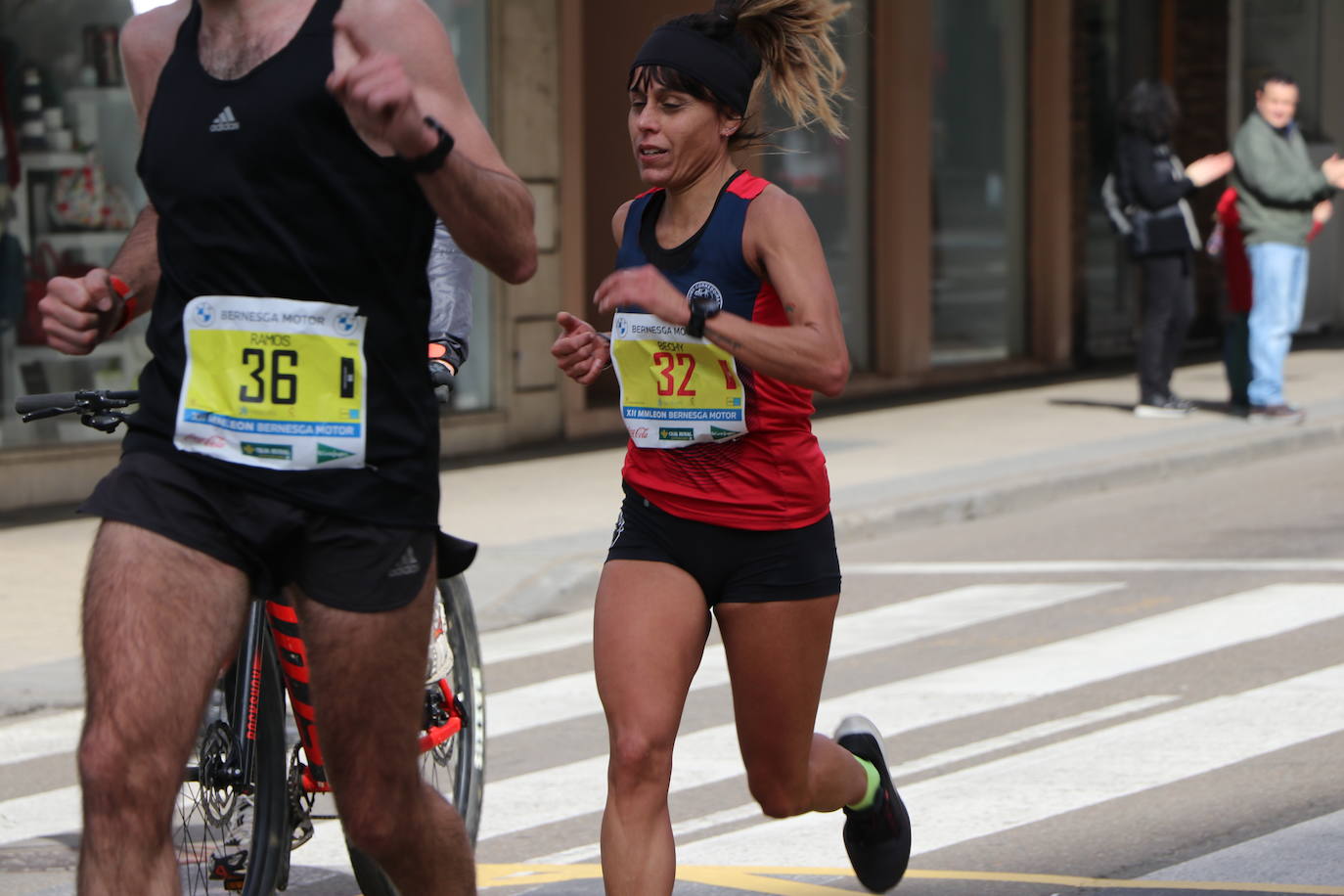 Últimos metros antes de afrontar la recta final, con los corredores buscando los mejores puestos.