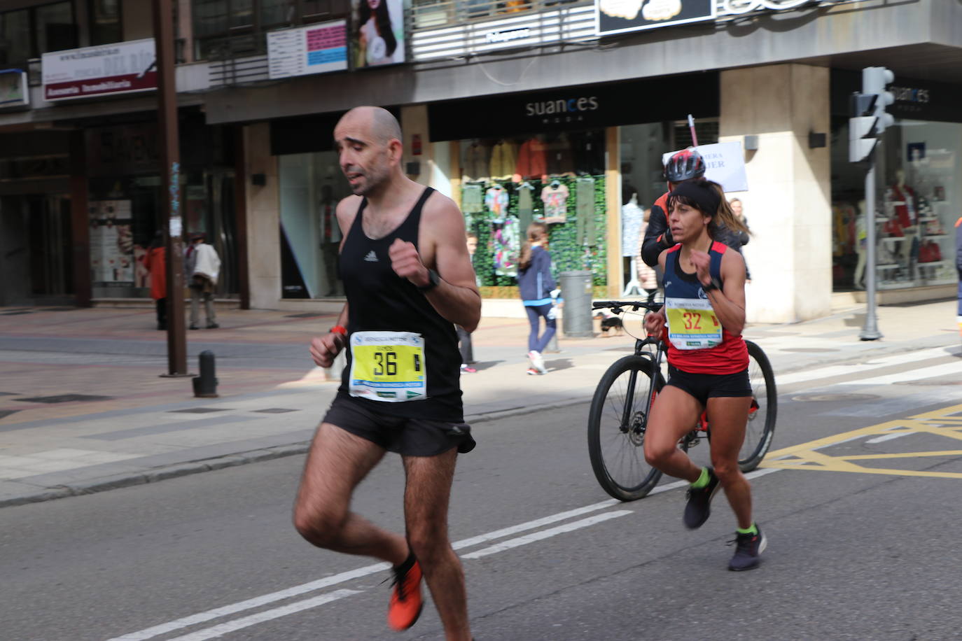 Últimos metros antes de afrontar la recta final, con los corredores buscando los mejores puestos.