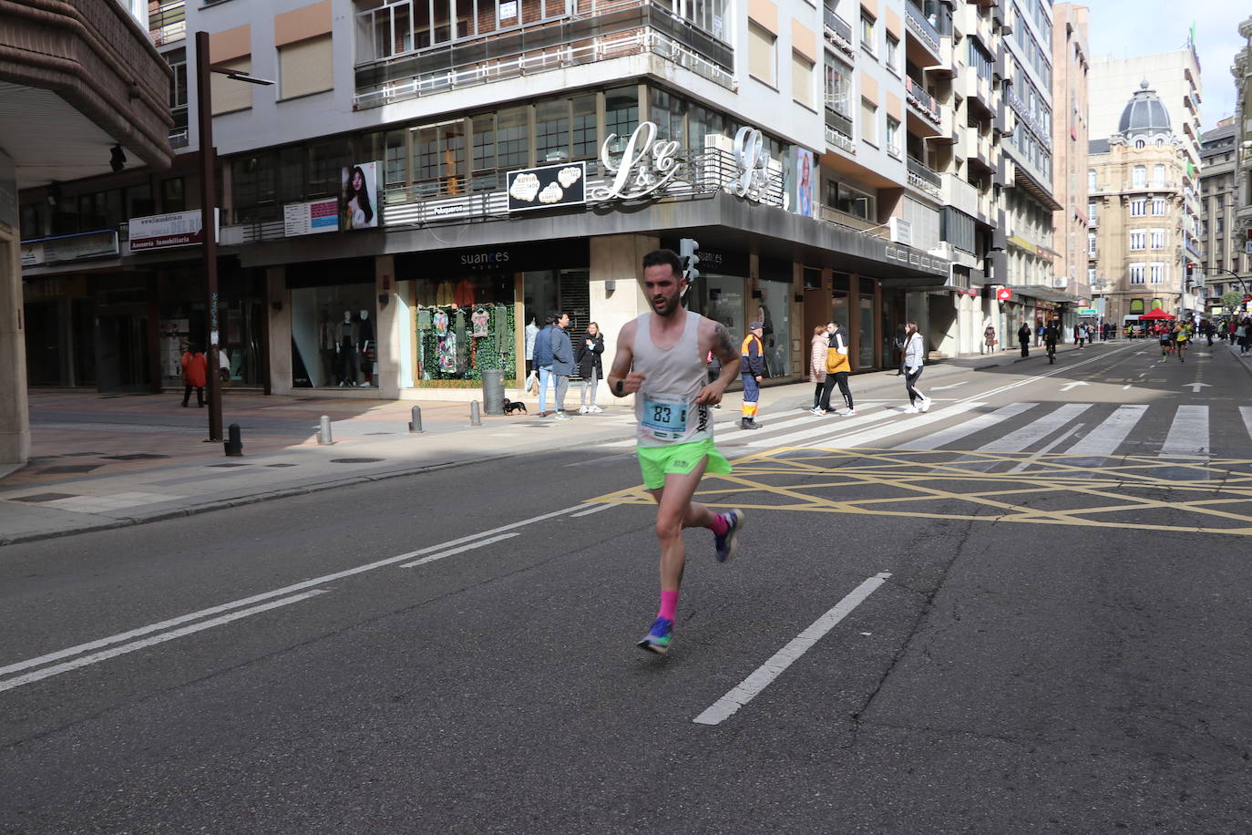 Últimos metros antes de afrontar la recta final, con los corredores buscando los mejores puestos.