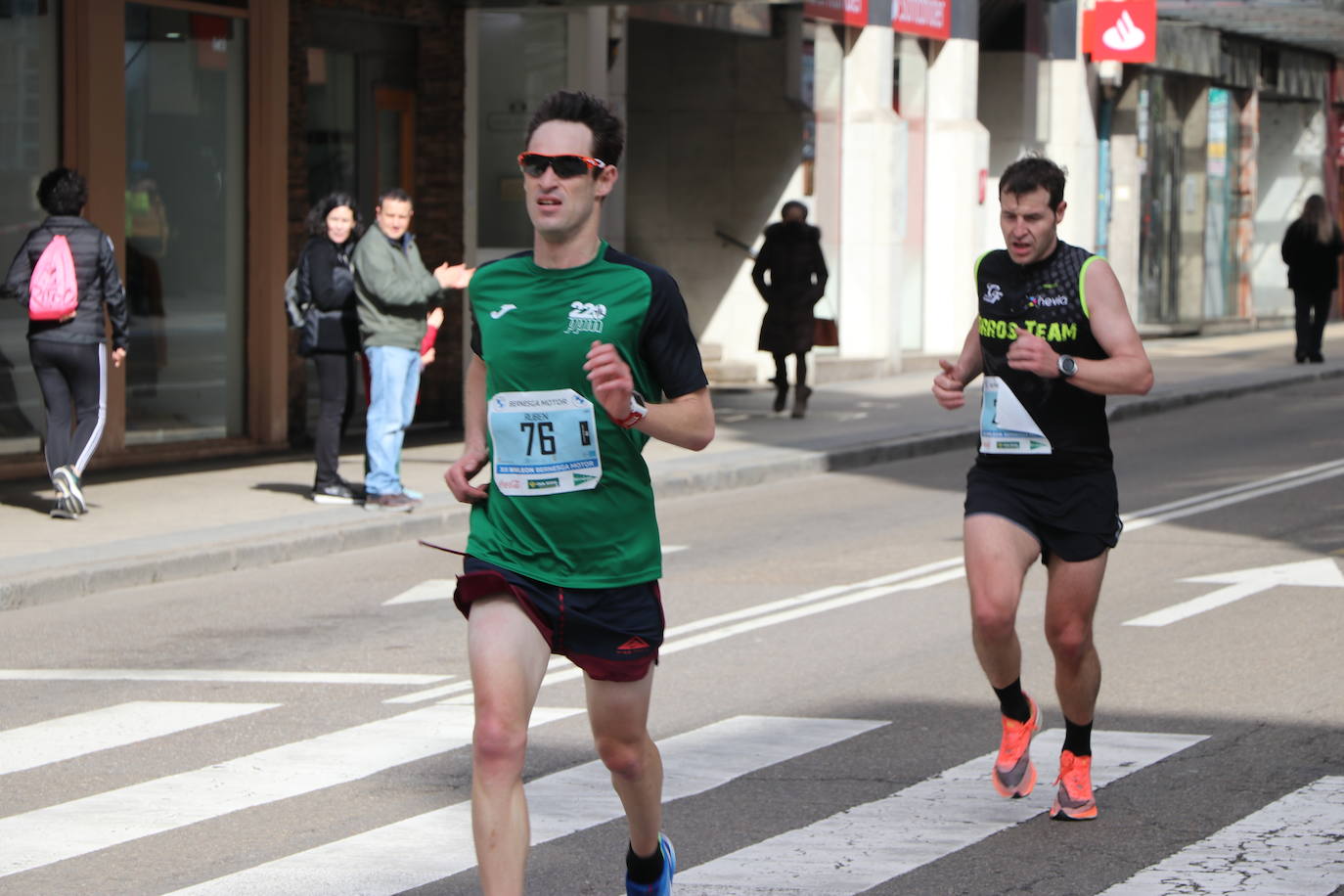 Últimos metros antes de afrontar la recta final, con los corredores buscando los mejores puestos.