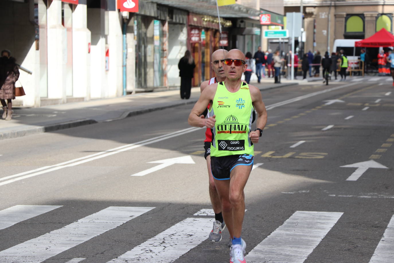 Últimos metros antes de afrontar la recta final, con los corredores buscando los mejores puestos.
