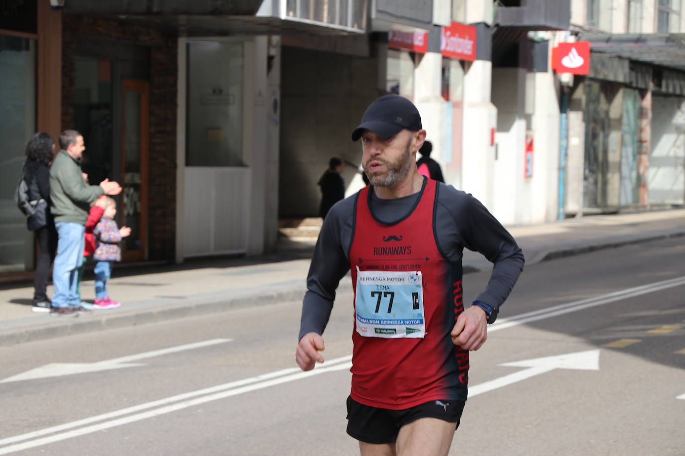 Últimos metros antes de afrontar la recta final, con los corredores buscando los mejores puestos.