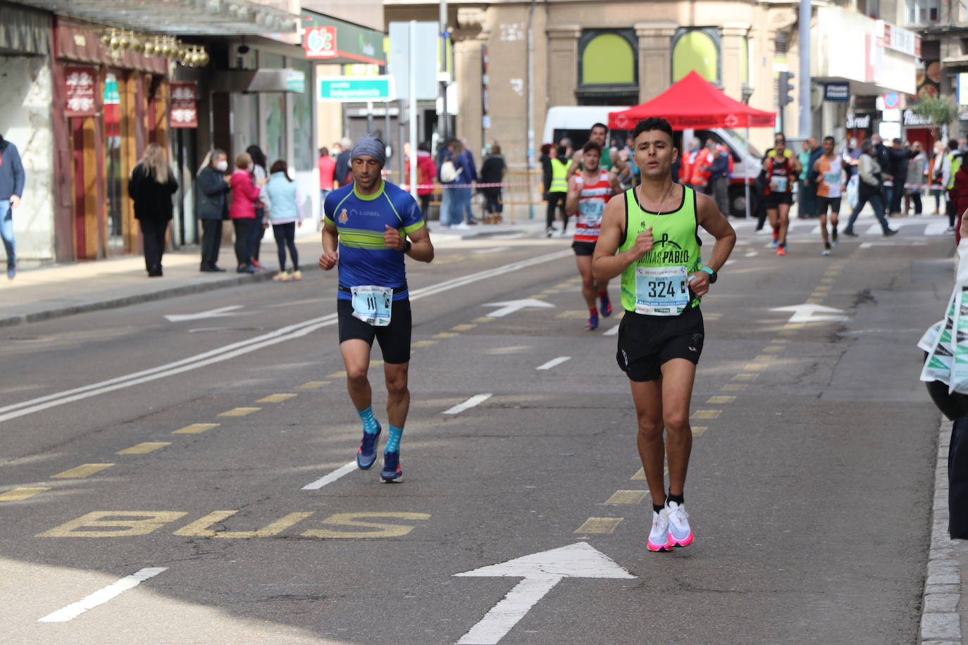 Últimos metros antes de afrontar la recta final, con los corredores buscando los mejores puestos.