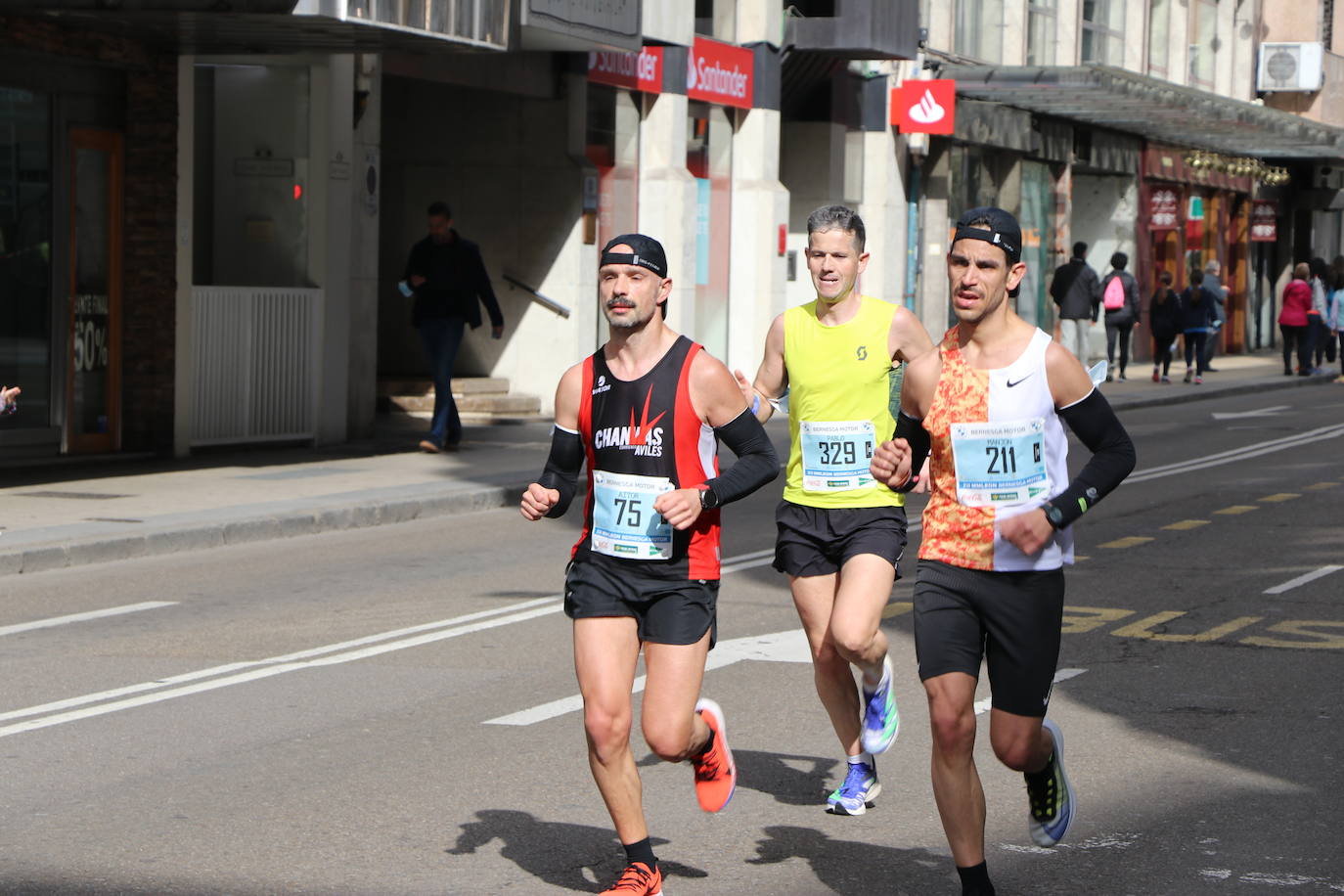 Últimos metros antes de afrontar la recta final, con los corredores buscando los mejores puestos.