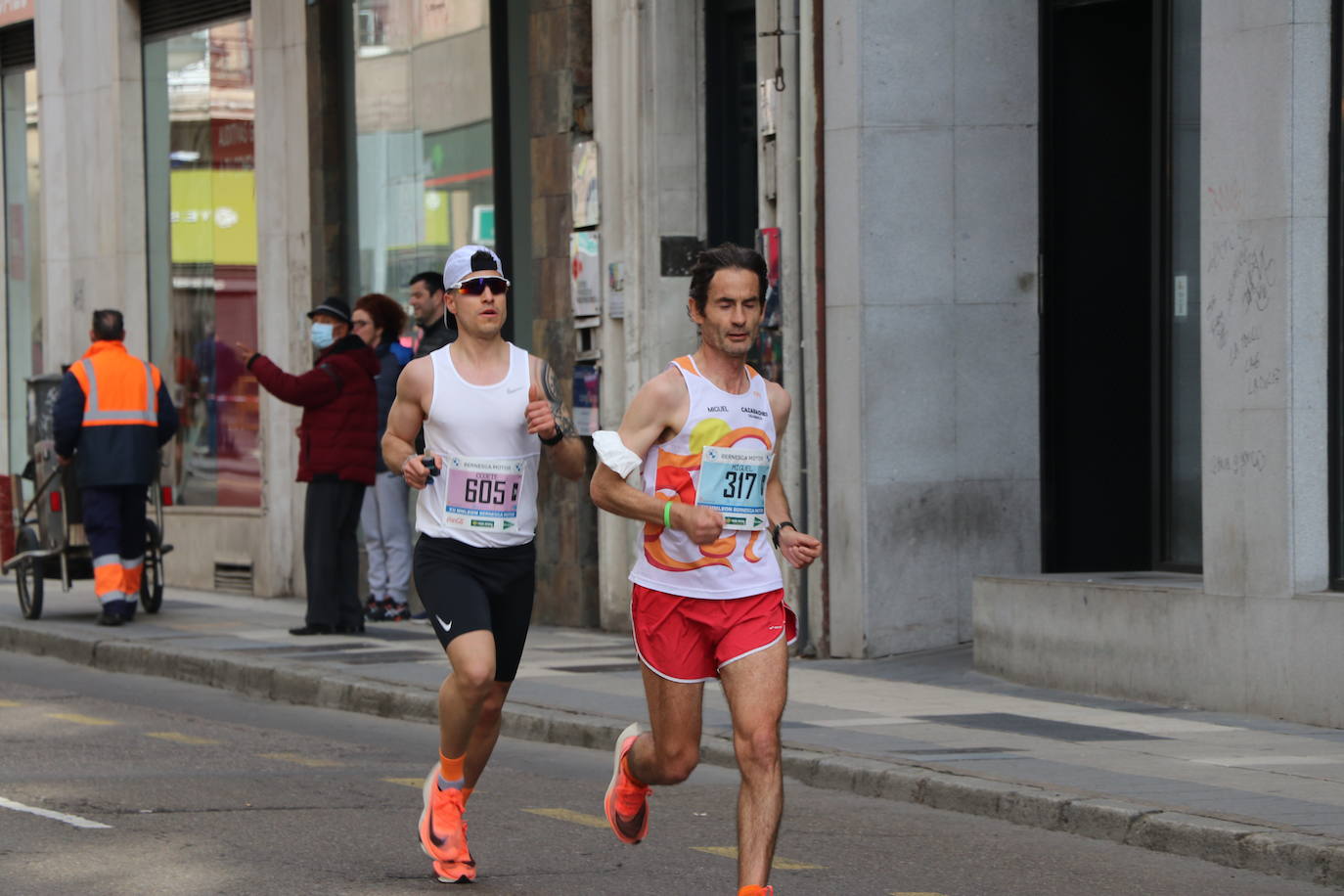 Últimos metros antes de afrontar la recta final, con los corredores buscando los mejores puestos.
