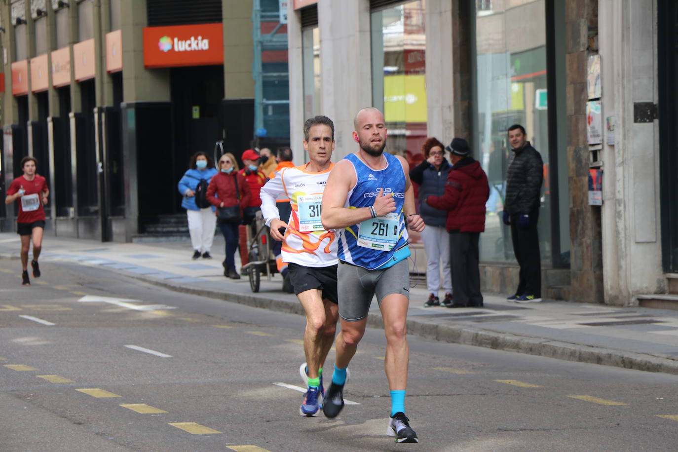 Últimos metros antes de afrontar la recta final, con los corredores buscando los mejores puestos.