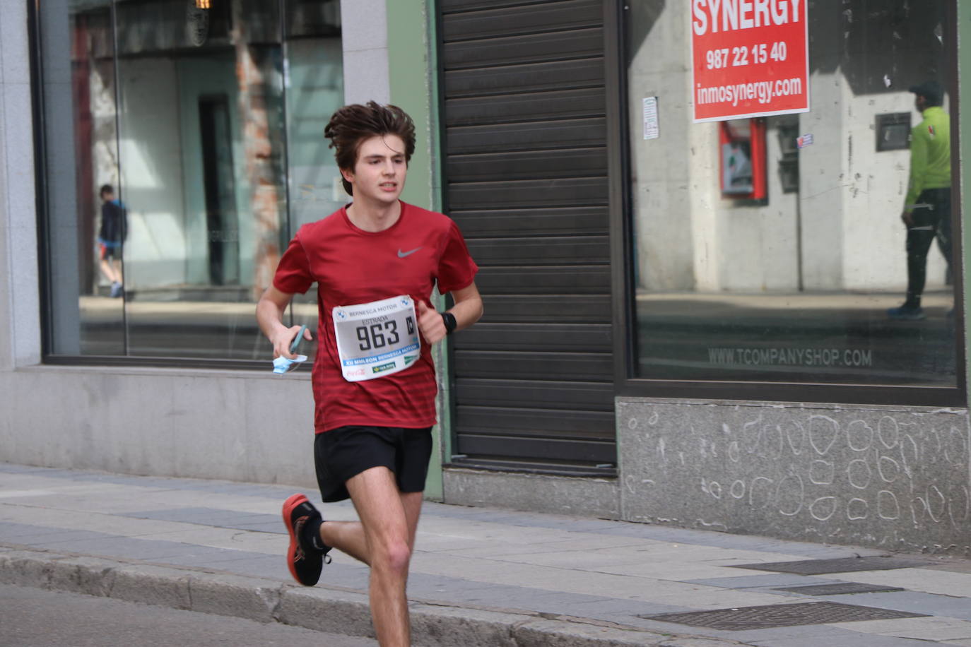 Últimos metros antes de afrontar la recta final, con los corredores buscando los mejores puestos.