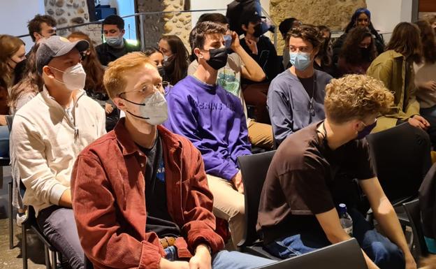 Un grupo de estudiantes de la Universidad de Washington acuden en el Palacio del Conde Luna a la presentación oficial del nuevo curso en el que participarán.