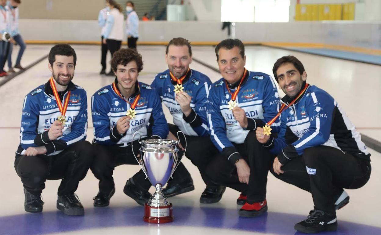 De Paz (segundo por la izquierda), posa con la medalla de oro y el trofeo de campeones de España.