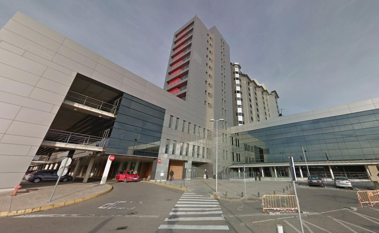El Tribunal estima parcialmente el recurso interpuesto contra la negativa de la Consejería de Salud de la Junta de Castilla y León a indemnizar a la mujer. En la imagen, el hospital de León.