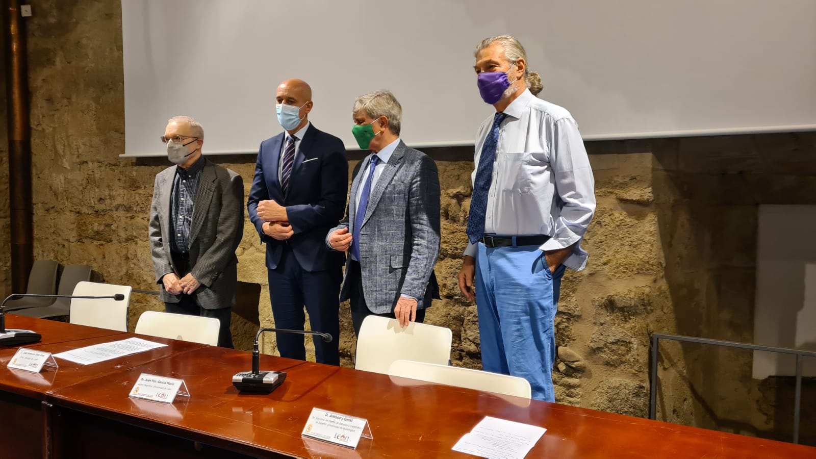 Los estudiantes llegados desde Seatle acudirán a estos estudios en el torreón del Conde Luna.
