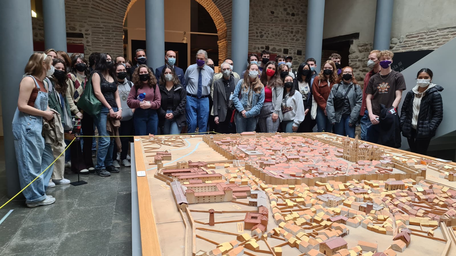 Los estudiantes llegados desde Seatle acudirán a estos estudios en el torreón del Conde Luna.