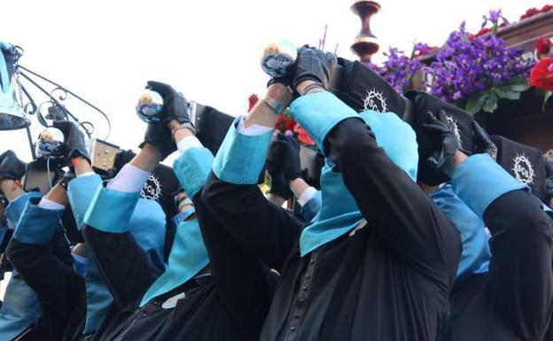 Acto central de la procesión, con el Santo Cristo de la Bienaventuranza, que discurre por León en la mañana del Jueves Santo.