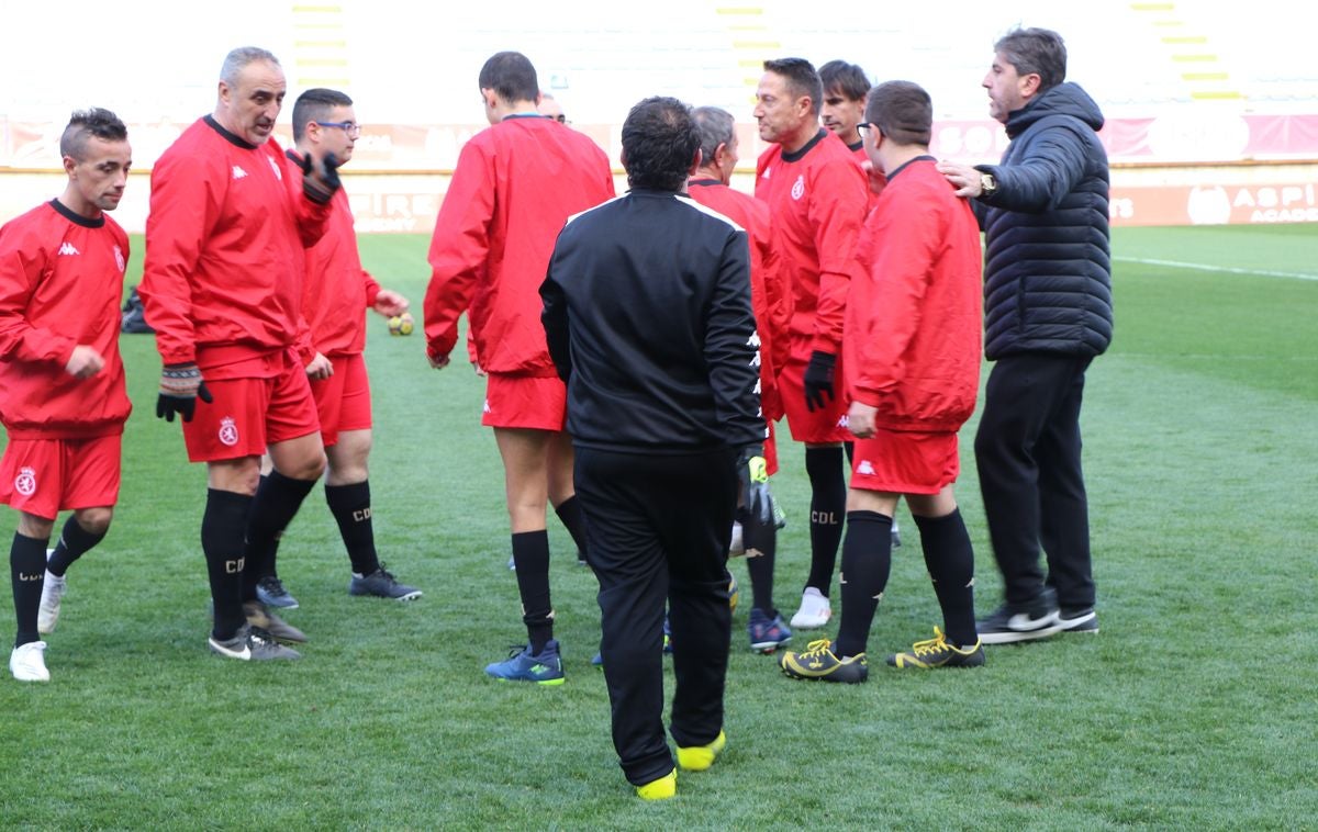 La Cultural organiza el último entrenamiento de su equipo inclusivo, con exjugadores y usuarios de Asprona León, para el torneo '+ Que Goles' que se disputará el domingo en Burgos.