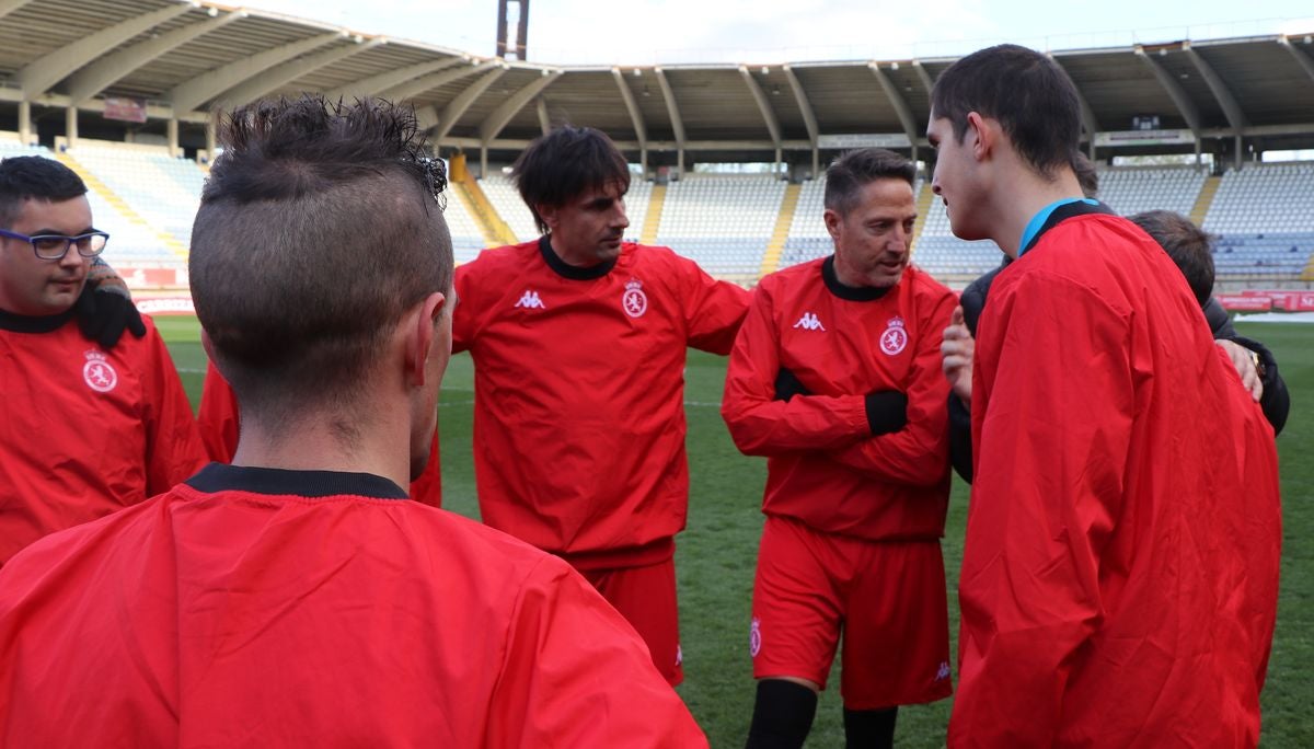 La Cultural organiza el último entrenamiento de su equipo inclusivo, con exjugadores y usuarios de Asprona León, para el torneo '+ Que Goles' que se disputará el domingo en Burgos.