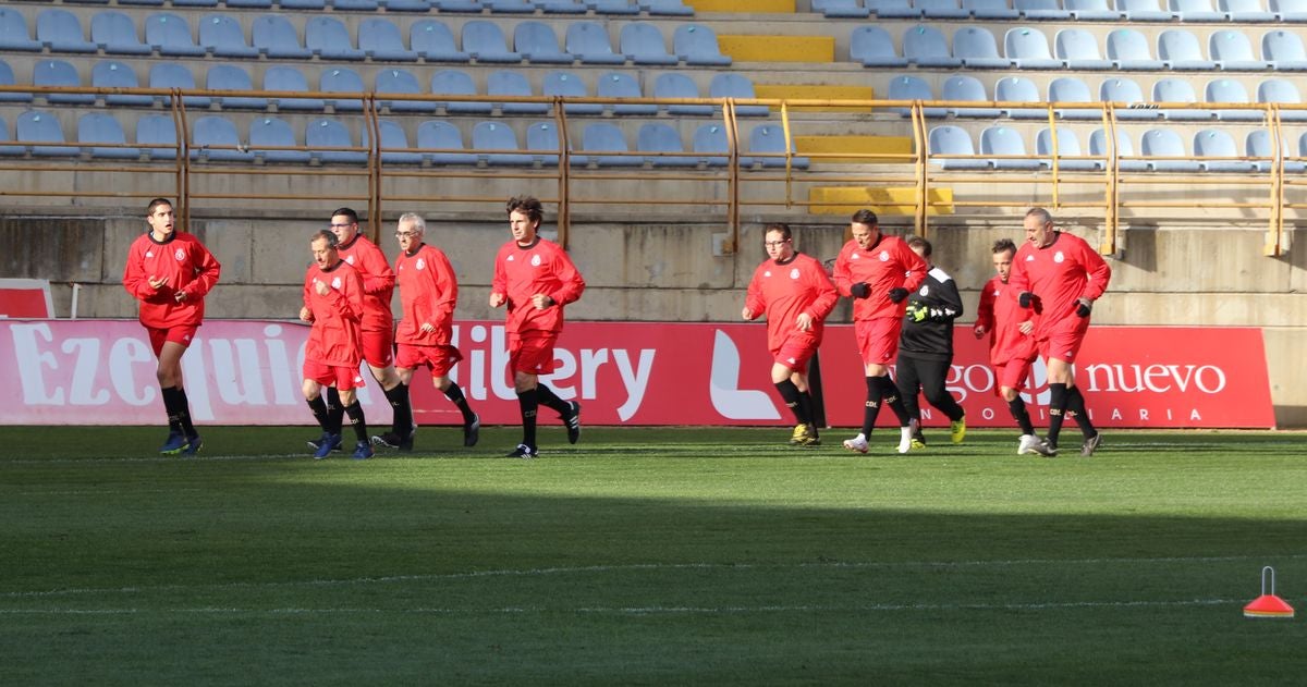 La Cultural organiza el último entrenamiento de su equipo inclusivo, con exjugadores y usuarios de Asprona León, para el torneo '+ Que Goles' que se disputará el domingo en Burgos.