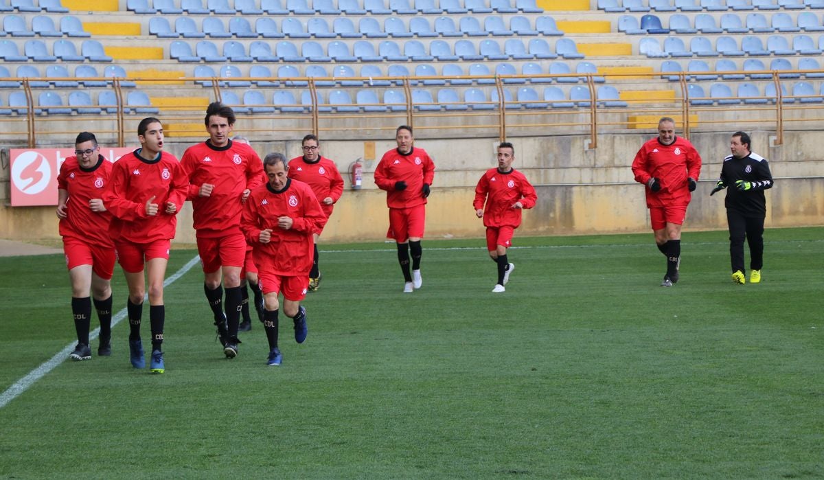 La Cultural organiza el último entrenamiento de su equipo inclusivo, con exjugadores y usuarios de Asprona León, para el torneo '+ Que Goles' que se disputará el domingo en Burgos.