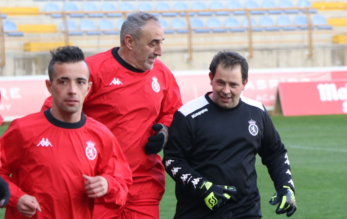 La Cultural organiza el último entrenamiento de su equipo inclusivo, con exjugadores y usuarios de Asprona León, para el torneo '+ Que Goles' que se disputará el domingo en Burgos.