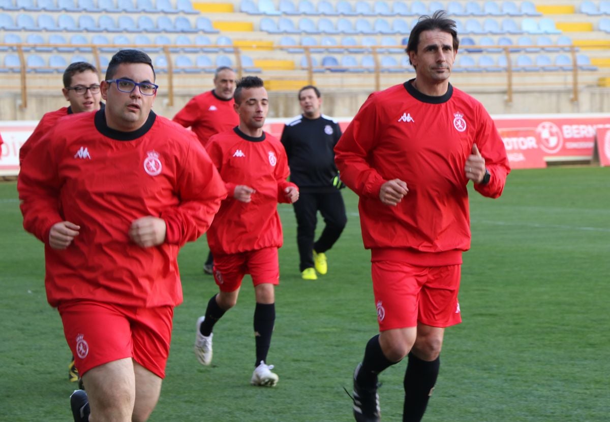 La Cultural organiza el último entrenamiento de su equipo inclusivo, con exjugadores y usuarios de Asprona León, para el torneo '+ Que Goles' que se disputará el domingo en Burgos.