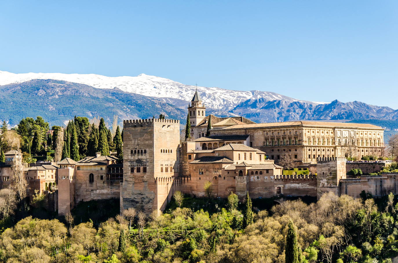 Granada | Media de 341 horas de sol al mes. La mítica ciudad española de Granada ocupa la novena posición en este ranking. La ciudad nazarí es una ciudad llena de romanticismo, magia y bellos lugares a los que escaparte con tu pareja. Bajo las faldas de las altas cumbres de Sierra Nevada, su centro histórico te transportará a un pasado fascinante que se refleja perfectamente en su arquitectura.