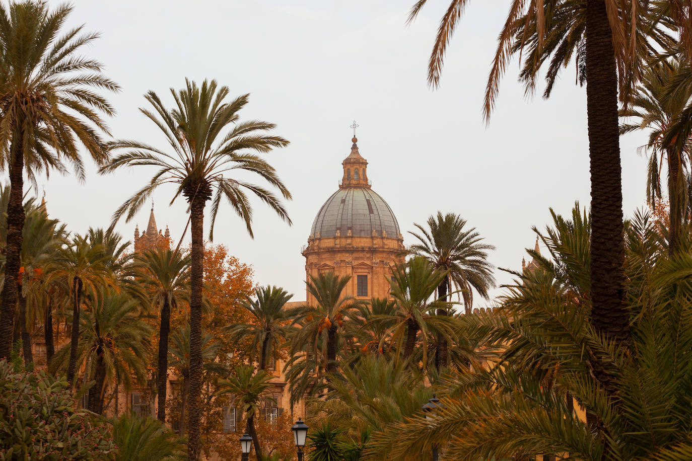 Palermo | Media de 340 horas de sol al mes. Con una media de 340 horas de sol al mes, Palermo es ideal para los amantes del sol y de la cultura.