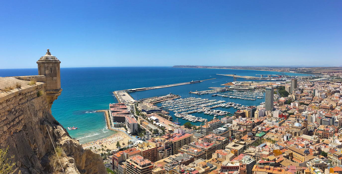 Alicante | Media de 349 horas de sol al mes. Por si el clima soleado no fuera suficiente, Alicante es una ciudad preciosa. Con un colorido casco antiguo, abundantes museos, lugares históricos, una variedad de excelentes restaurantes y una vibrante vida nocturna, Alicante siempre tiene algo que ofrecer a todo tipo de viajeros.