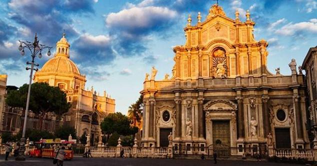 Catania | Media de 347 horas de sol al mes. La primera ciudad italiana en este ranking es Catania, la antigua ciudad portuaria de Sicilia. Situada en la costa oriental de Sicilia, Catania se encuentra a los pies del famoso volcán activo, el Etna. El casco antiguo barroco de Catania es Patrimonio de la Humanidad de la UNESCO, por lo que los amantes de la historia y la cultura se maravillarán al contemplar lugares como el Palacio Biscari y la Plaza del Duomo.