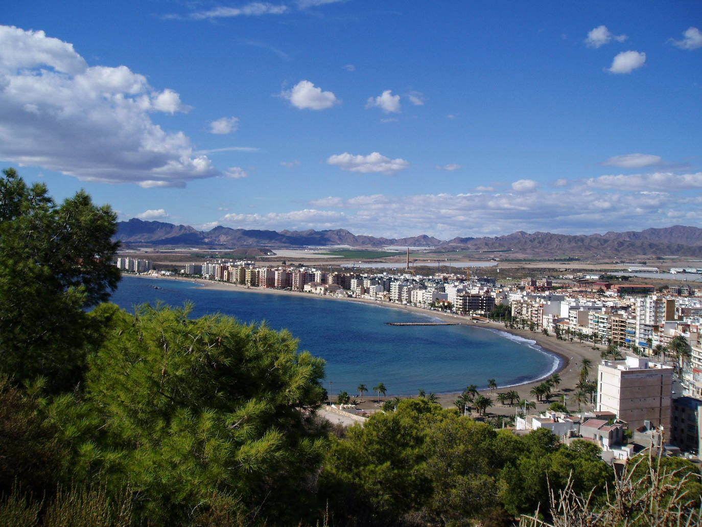 Murcia | Media de 346 horas de sol al mes. Las interminables playas con pequeñas calas son perfectas para nadar, practicar deportes acuáticos y tomar el sol tranquilamente. La ciudad también cuenta con un centro histórico y maravillosas obras de arquitectura, como la Plaza Cardenal Belluga.