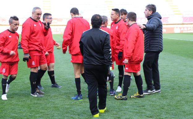 Galería. El equipo entrenó en el césped del Reino de León.