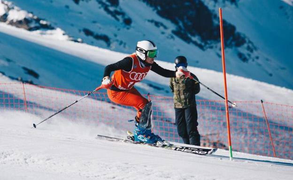 La leonesa María Carbajo en el Campeonato de España de esquí. 