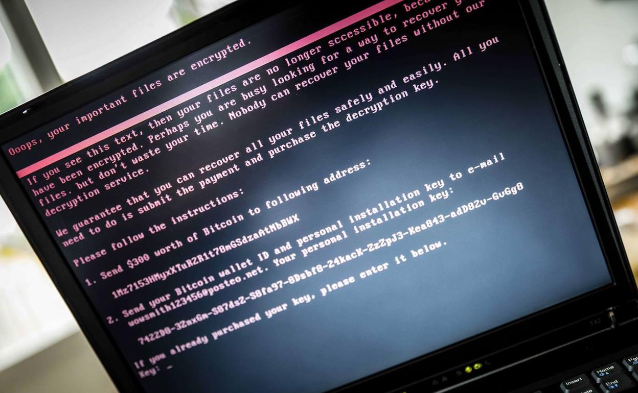 La pantalla de un ordenador muestra un mensaje tras sufrir un ciberataque.