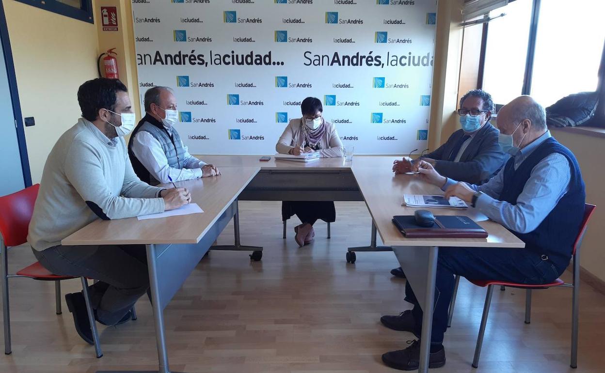 Reunión entre la alcaldesa y los concejales y responsables de Sacyl y Atención Primaria en León.