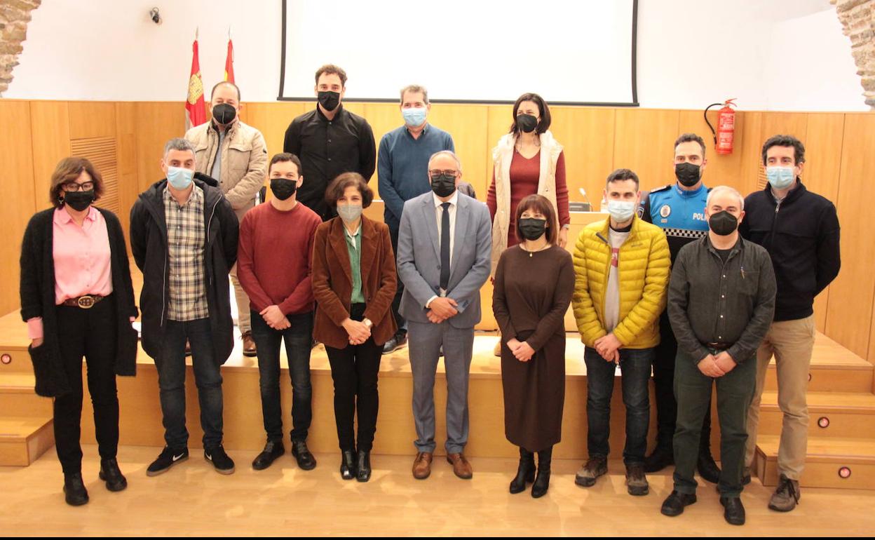 El alcalde y la edil de Turismo, junto a los responsables de los establecimientos que recibieron su diploma Sicted.