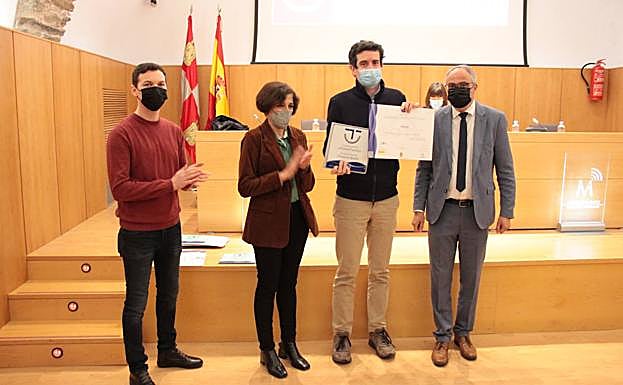 Entrega del diploma Sicted al responsable de Viajes Rosymar.