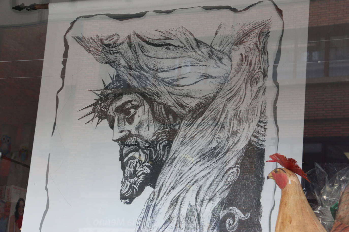 Los comercios leoneses recuperan con más empeño que nunca la tradición de decorar sus escaparates en la antesala de la Semana Santa. Todo tipo de motivos del tiempo santo se exhiben tras sus cristales. 