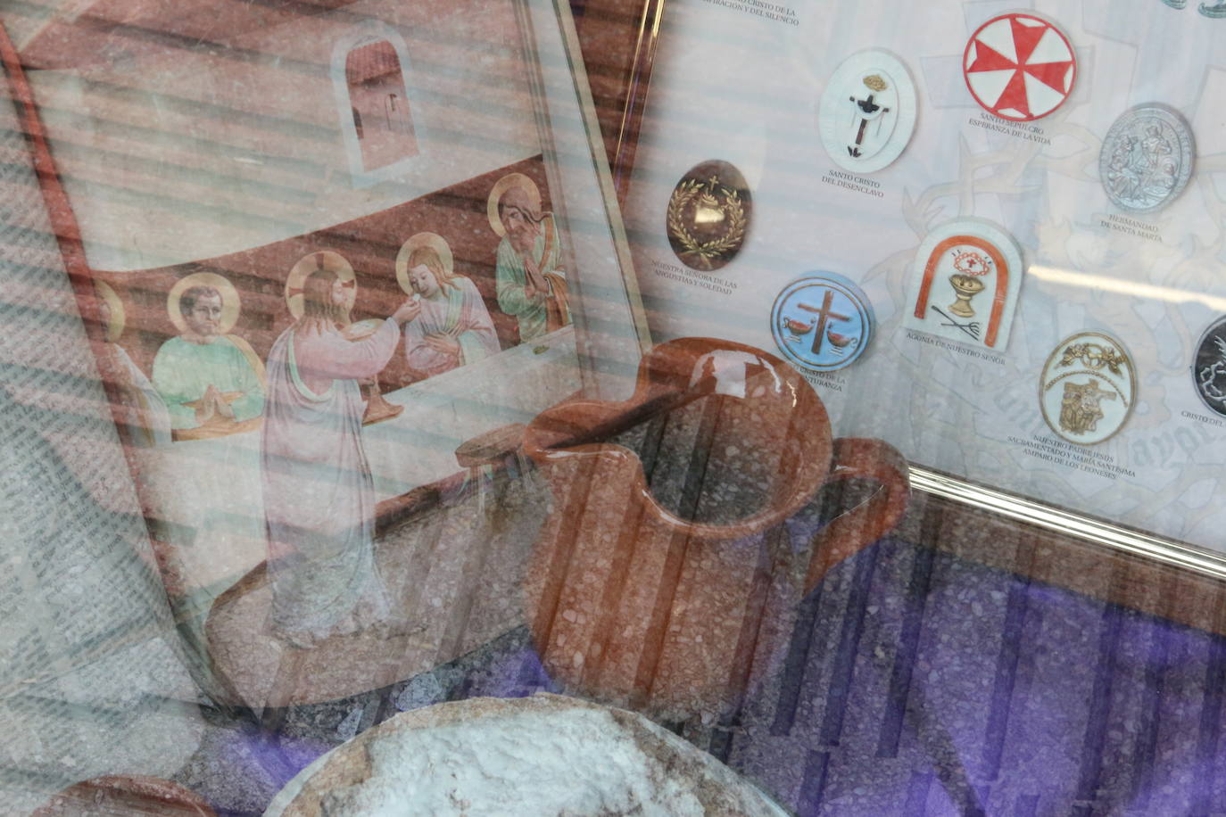 Los comercios leoneses recuperan con más empeño que nunca la tradición de decorar sus escaparates en la antesala de la Semana Santa. Todo tipo de motivos del tiempo santo se exhiben tras sus cristales. 