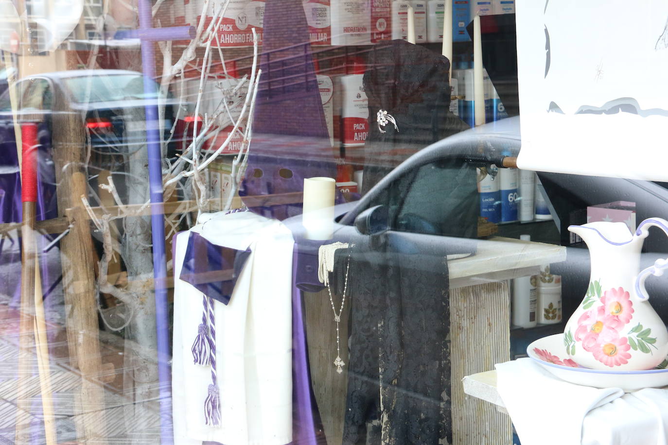 Los comercios leoneses recuperan con más empeño que nunca la tradición de decorar sus escaparates en la antesala de la Semana Santa. Todo tipo de motivos del tiempo santo se exhiben tras sus cristales. 